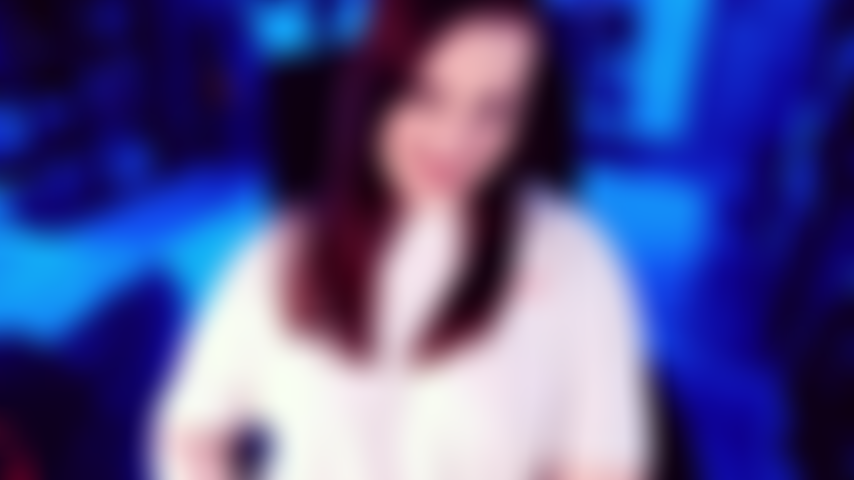 Voglio dei piedi da milf perfetti - guardami sfilarmi le pantofole e i calzini puzzolenti così posso stuzzicarti ancora di più con i miei piedi da milf perfetti. Che si dimena, flette e allarga le dita dei piedi per te mentre ti offre sensuali giochi di piedi.