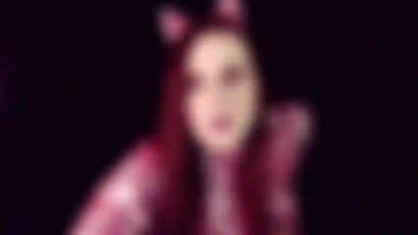 Catgirl ti sposa: un piccolo gioco di ruolo meschino in cui io e le mie amiche ti teniamo in ostaggio per aver denunciato le nostre azioni dispettose. Ti becchiamo ad una festa in maschera per mostrarti chi sono i veri capi della scuola.