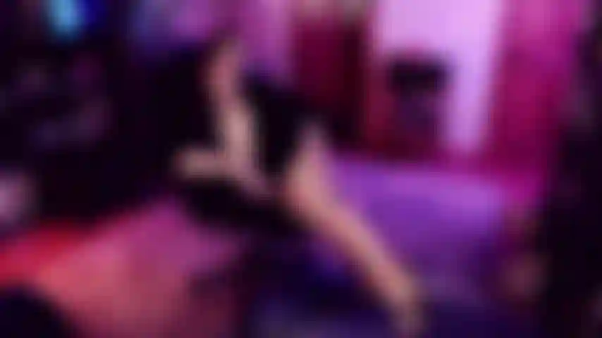 Un coglione per una grossa milf in collant: non capita tutti i giorni di indossarne un paio di alta qualità per stuzzicarmi, ma oggi è il tuo giorno fortunato. Incrocio e sgancio civettuola le gambe mostrando le mie cosce spesse e i tacchi alti.