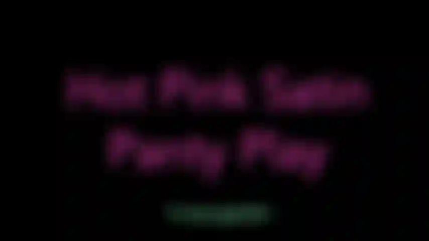 Gioco con le mutandine di raso rosa acceso - oooh, so *solo* di cosa hai bisogno. Che ne dici di un po' di provocazione e di gioco? Questo potrebbe davvero colpire nel segno oggi. Modello e mi dito dentro e fuori da loro. Quindi invia un conto alla rovescia per la sborra in modo che possiamo trasformarli nel tuo sperma!