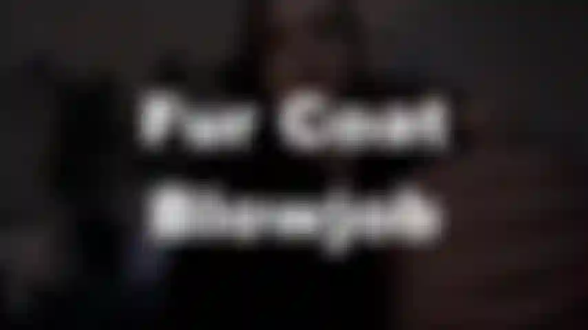 Pompino in pelliccia - vuoi accarezzarmi mentre accarezzo e succhio il tuo cazzo duro? Niente sotto la pelliccia tranne una collana di perle. Capezzoli rosa vivace eretti. Ti rende il cazzo più duro?