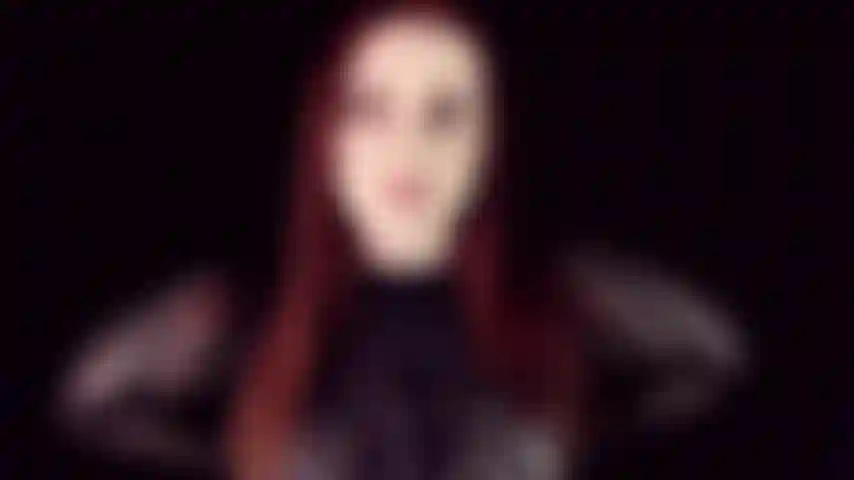 Piantala, la tua dipendenza dal porno e dalle seghe non è più sufficiente. Stai iniziando a incuriosirti. Molto, molto curiosa riguardo alle cose del sedere. Quindi mettiti quel plug anale dentro, idiota.