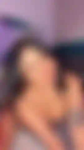 Sexy latina, civettuola, labbra perfette.