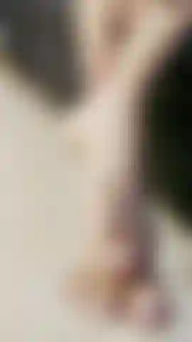 👣 Se i piedi sono la tua debolezza, questo video è per te 💕 lasciati trasportare da ogni dettaglio, le pose più provocanti e un'attenzione speciale a quel feticismo che ti piace tanto. Pronto a restare incollato allo schermo?