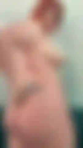 Adora il mio culo grosso e annusa la mia fessura.