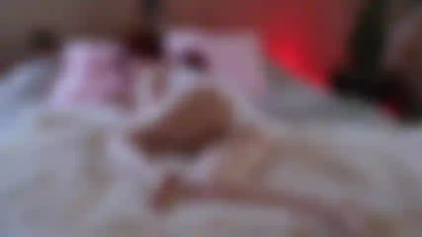 Tutina bianca che stuzzica le tette, il buco del culo, un pompino sciatto, un creampie alla pecorina.