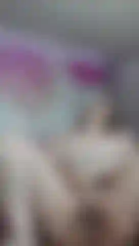 Mi eccito tantissimo e mi prendo un momento per giocare mentre guardo xxx.