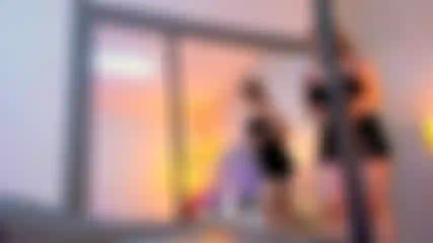 Ti cavalca sul divano.