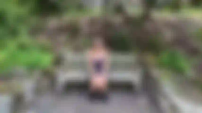 Gioco, rimbalzo, stuzzico le mie tette nei giardini pubblici.