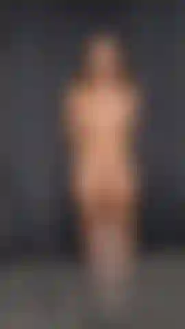 Posare come modella nuda per un corso di disegno dal vivo.