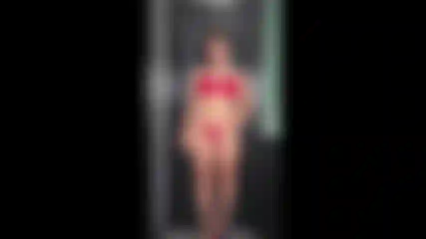 Victoria secret pieno glamour, oliando il corpo.