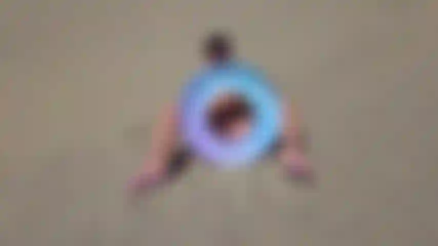 Strofino la figa sul galleggiante in spiaggia, alla spiaggia mi eccito incredibilmente e decido perché no, giocare un po'! La mia figa, che fa capolino attraverso il salvagente gonfiabile mentre gioco, prima di passare a cavalcare e strofinarmi sul mio gonfiabile.