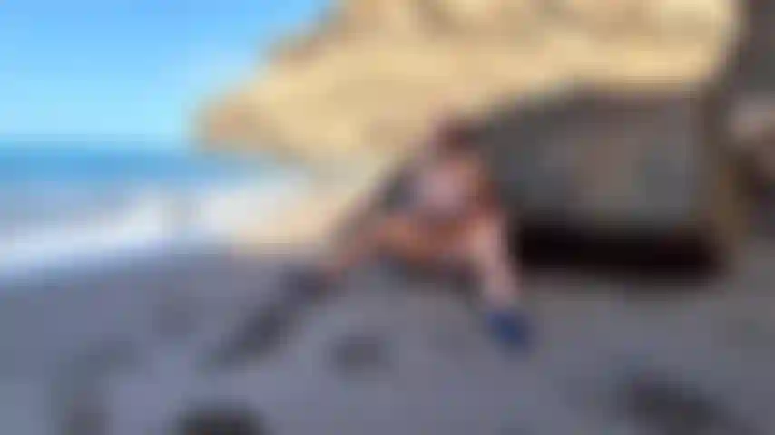 Gioco rischioso con la figa su una spiaggia pubblica.