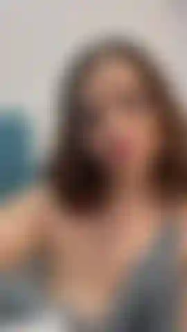 Una ragazza che fuma