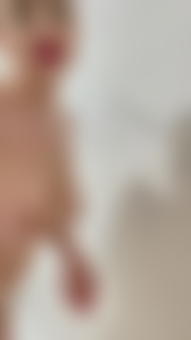 Unisciti a me sotto la doccia mentre mi tocco e mi infilo le dita nella mia stretta figa.