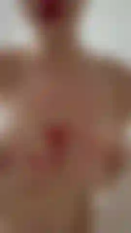 Ero sotto la doccia, mi toccavo e mi eccitavo così tanto che ti immaginavo schiacciarmi contro le piastrelle e scoparmi duramente.