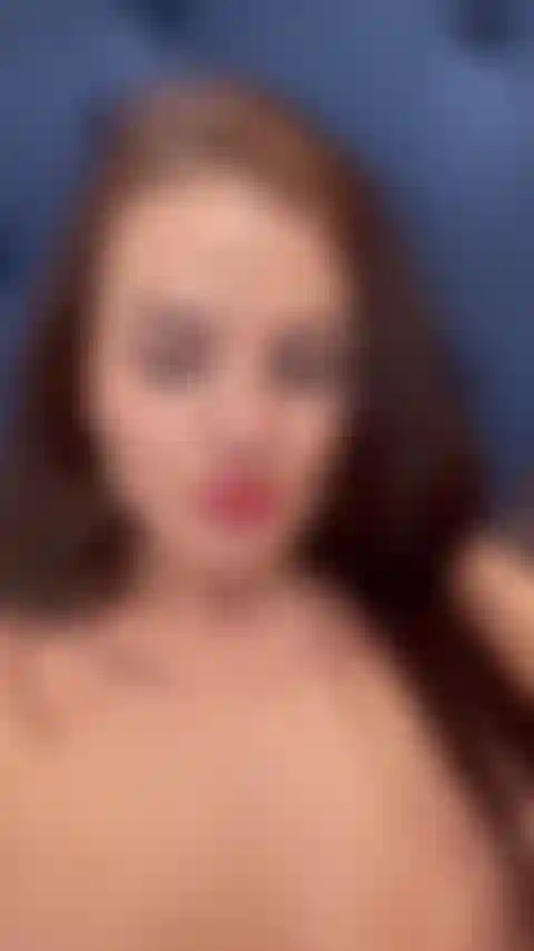 Mi vedo da vicino mentre gioco con la mia figa stretta.