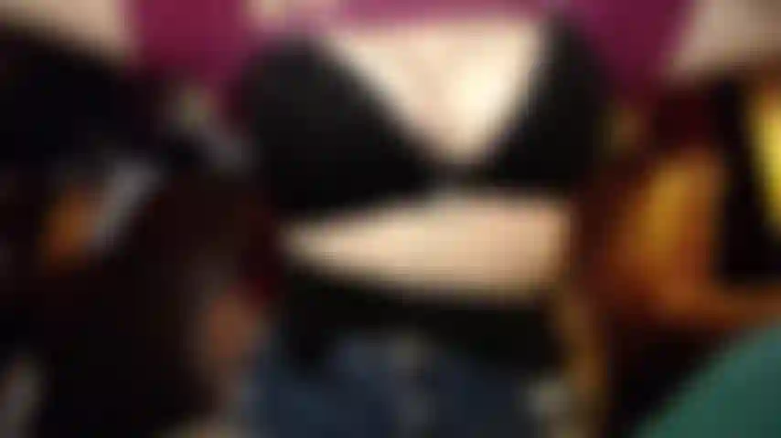 Rimbalzo duro nel reggiseno sportivo (anche in faccia).