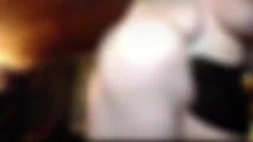 Spin win-- piegata su un dildo e un dildo in piedi.