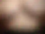 Un bel cazzo succoso di sperma spalmato sulle tette, poi si infila un dildo.