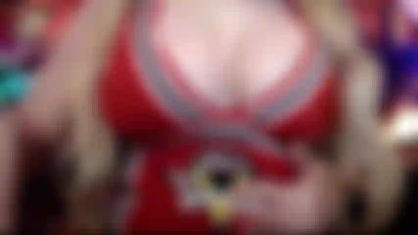 Cavalco un dildo con un vestito da cheerleader più una clip bonus per lo sfregamento.