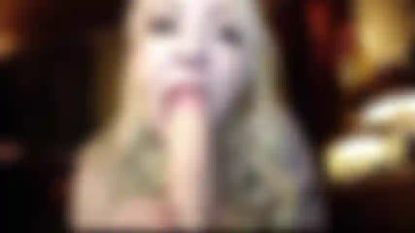 Un giocattolo che cavalca con il viso vicino alla telecamera.