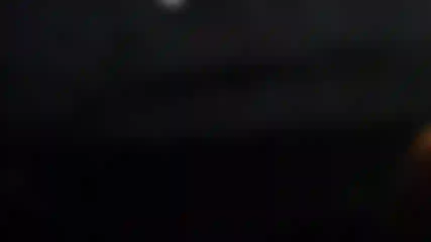 Spalancata e spalancata da vicino.