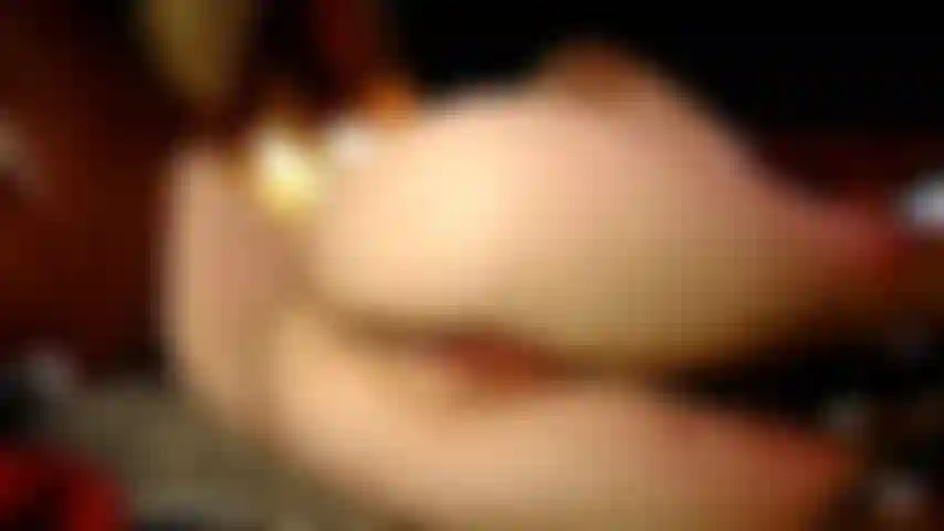 Chiacchiere sporche super intime e allungamento della figa con un enorme dildo nero.