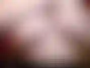 Gli occhi di deepthoat alla telecamera con la nudità.