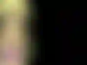 Soffoca il culo e ridacchia.