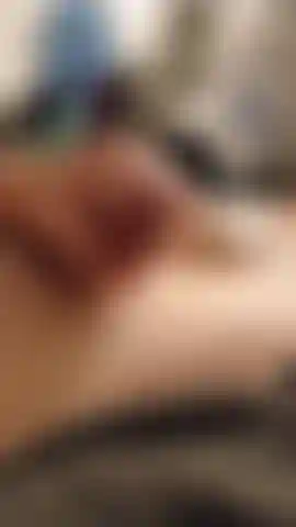 Guarda il liquido seminale colarmi addosso e ascoltami gemere così dolcemente. 😘.