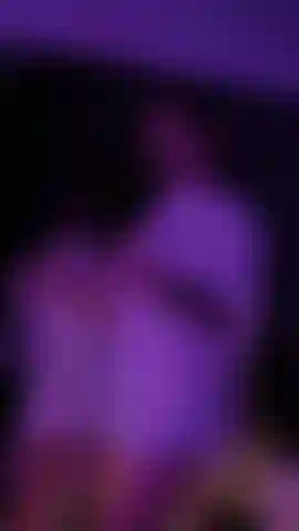 Boom-boom-si muove sexy nella tua maglietta! : P.