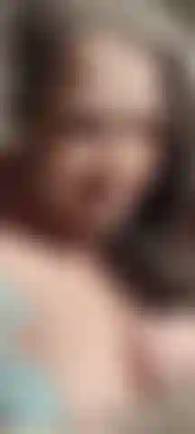 Con i capelli spettinati.