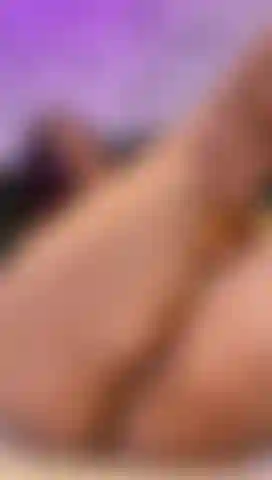 Gioco a strofinare la figa con le dita.