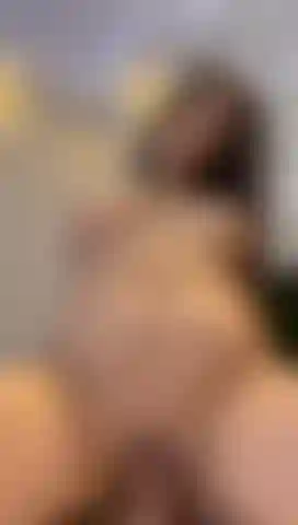 Cavalco un grosso cazzo e scuoto le tette.