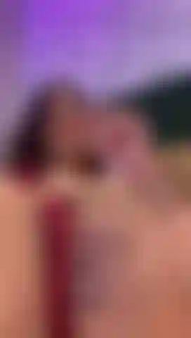 Gioco a strofinarmi la figa con le mutandine.