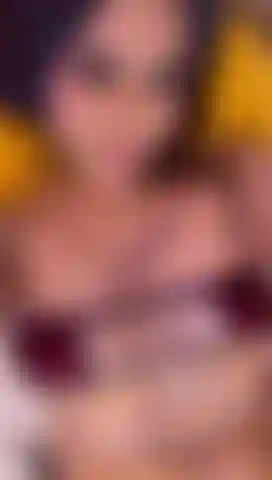 Assaggio il gioco delle tette e delle mutandine.