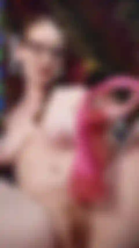 Annusa le mie mutandine e vieni sui miei calzini.