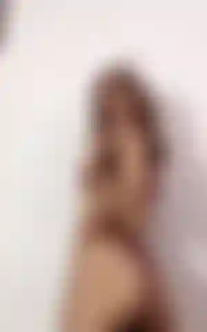 Slow movements, music that caresses the environment and a presence that captures glances.
An experience designed to awaken emotions and leave a mark.