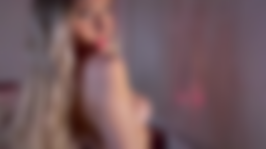 Ascelle (in topless).