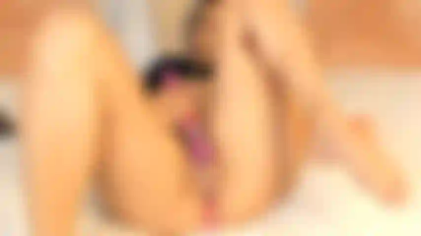 Metto alla prova i miei giocattoli nella mia figa.