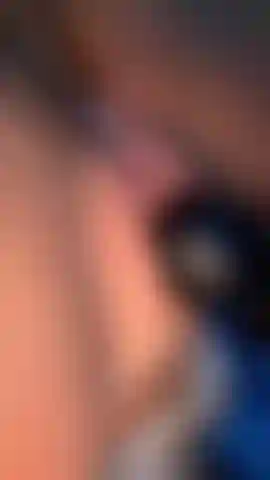 Guarda come la mia figa gocciola mentre mi scopo il culo.