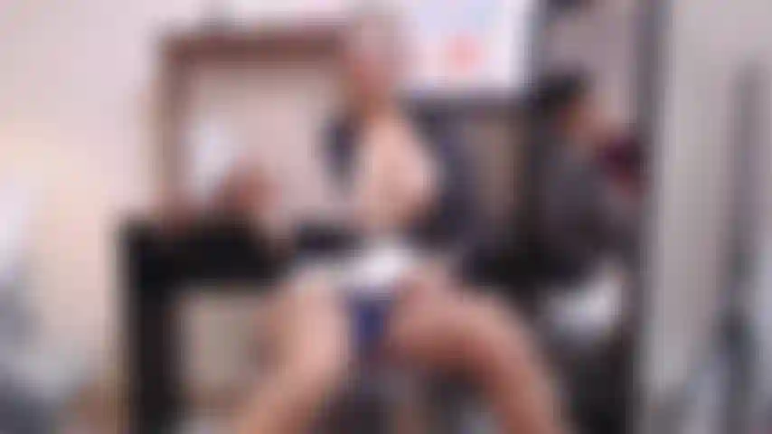 La tua segretaria cattiva ti scopa forte.