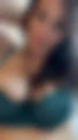 Video in primo piano delle mie tette e dei miei grandi capezzoli che sono molto duri.