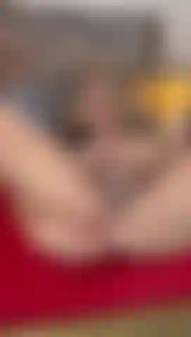 Gioco con il dildo anale.