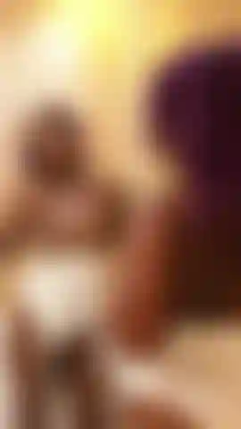 Vieni a esplorare ogni centimetro di questa ragazza ebano—sono bollente!