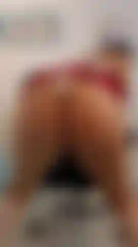 Ti piace vedere i tuoi glutei rimbalzare e muoversi su e giù.