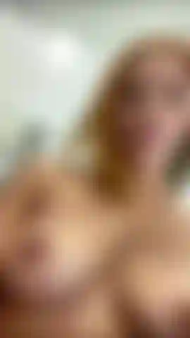 Mi metto nel camerino del negozio e mi masturbo.