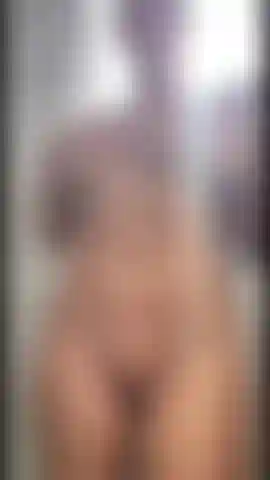 Fai una doccia con me! Giovane donna nuda.