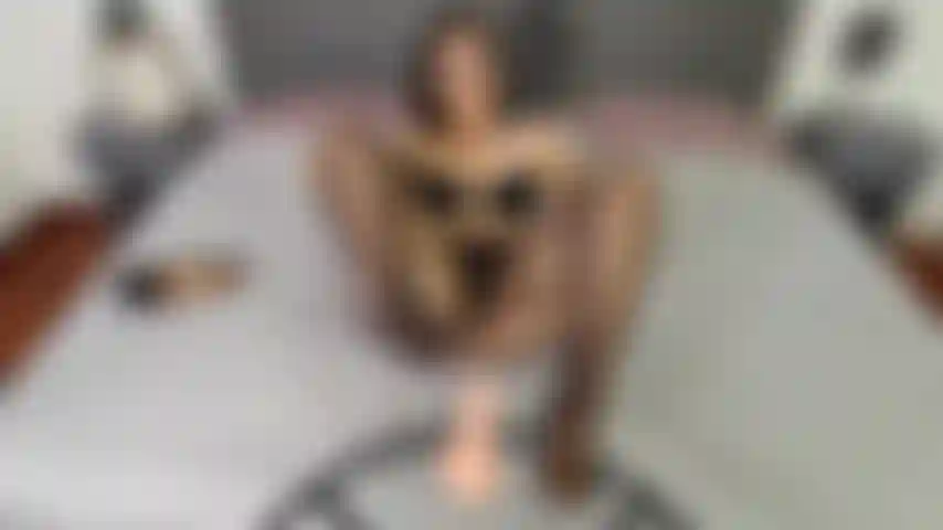 Unta di calze di nylon e sega con i piedi.